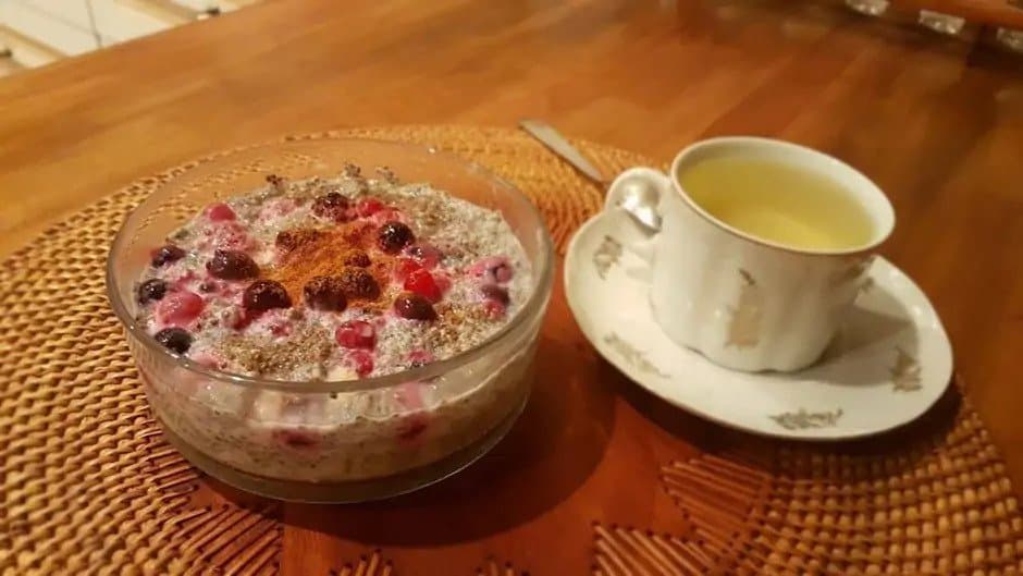 Budincă de chia cu fulgi de ovăz și fructe de pădure