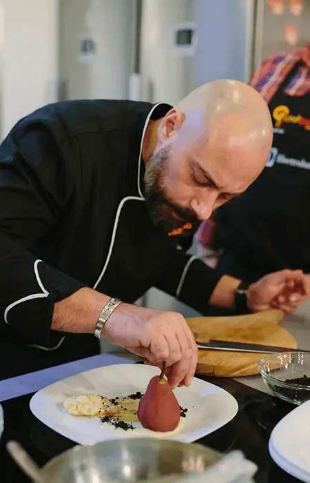 Pară fiartă în vin roșu, quenelle de ricotta cu mango și cremă de vanilie