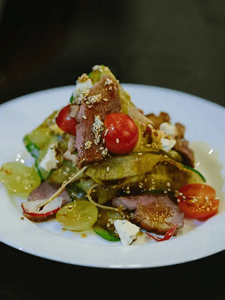 Salată de apio și castravete cu piept de rață, blue cheese și vinaigrette cu susan